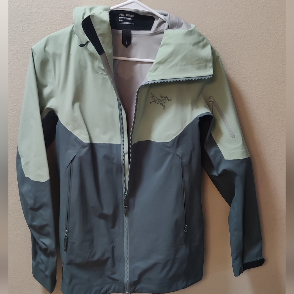 Arcteryx Women's Coat Small Rainproof and Windproof - Like New
